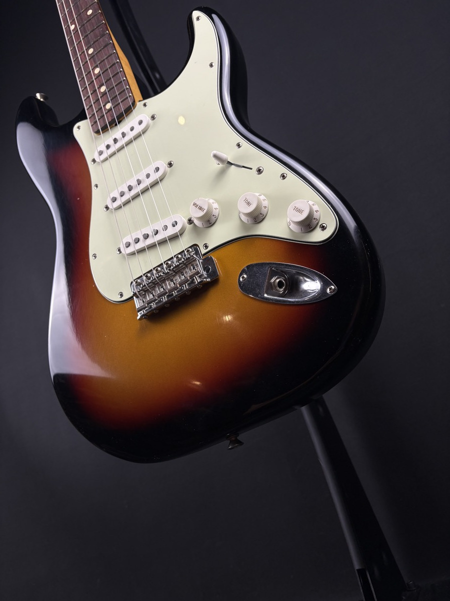 Fender Fender Limited Edition Vintera  Roadworn '60s Strat - 3 Tone Sunburst, HS Case - Guitars