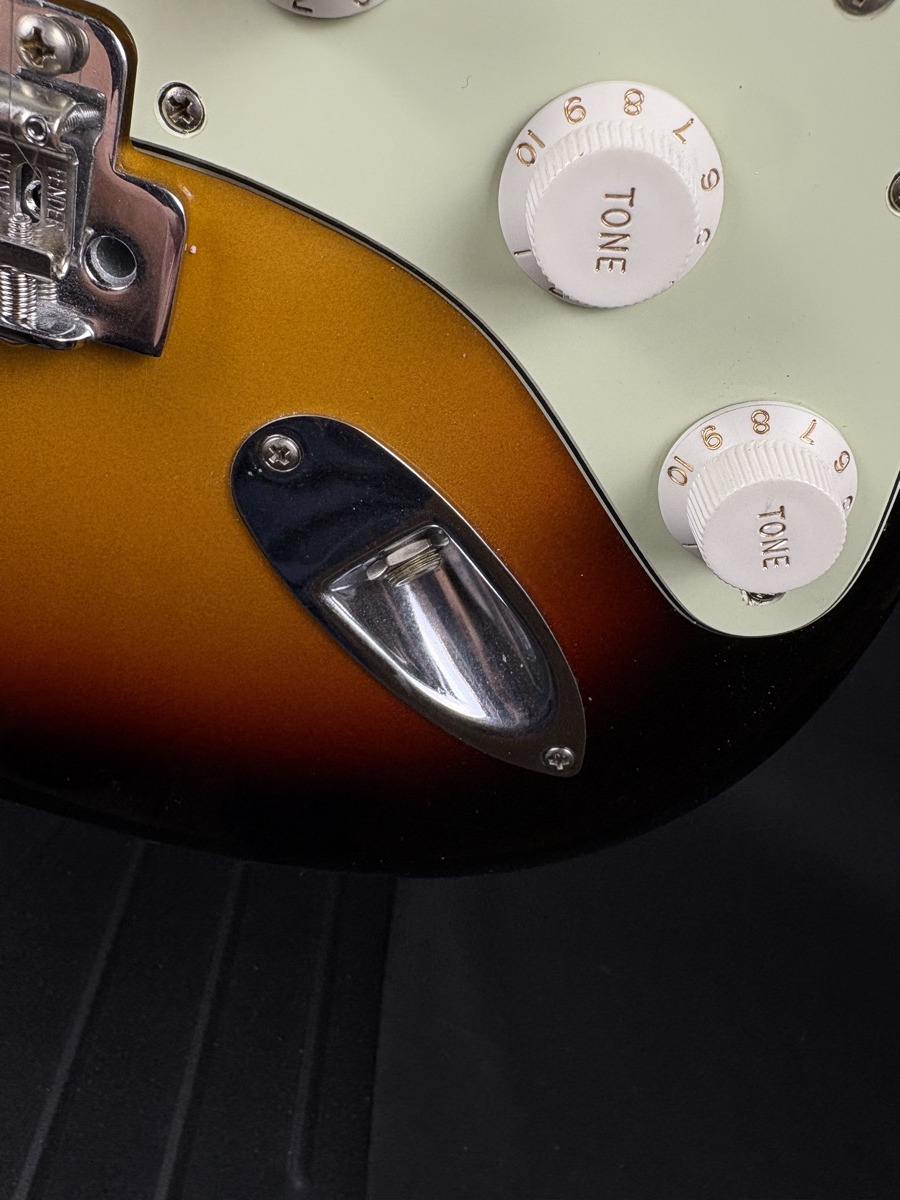 Fender Fender Limited Edition Vintera  Roadworn '60s Strat - 3 Tone Sunburst, HS Case - Guitars
