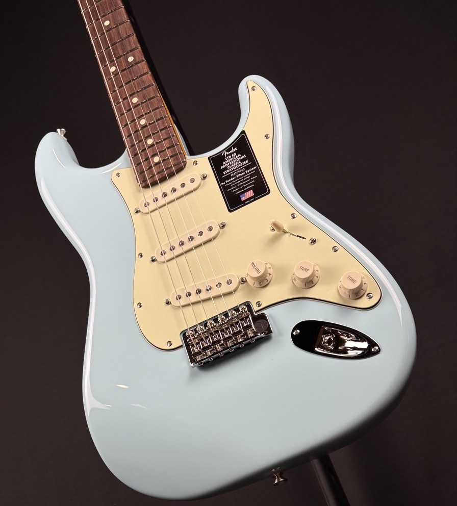 Fender Fender Limited Edition American Pro Classic Strat, Silent System, Daphne Blue - Guitars