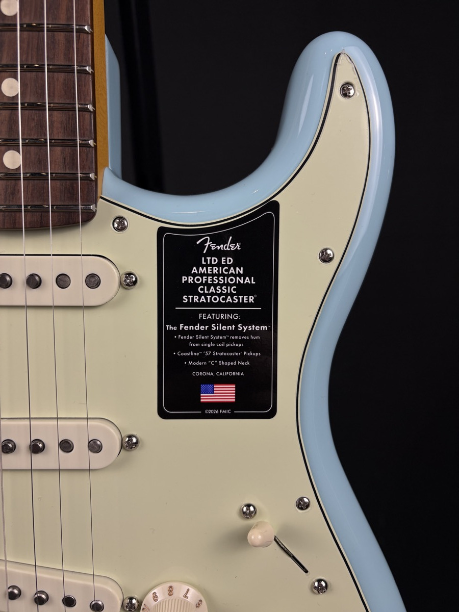 Fender Fender Limited Edition American Pro Classic Strat, Silent System, Daphne Blue - Guitars