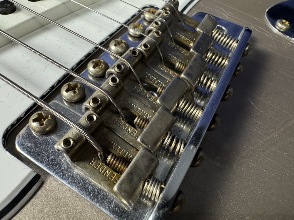 Fender Custom Shop Fender Custom Shop 1969 Strat Journeyman Relic, Faded Shoreline Gold, Maple Neck - Guitars