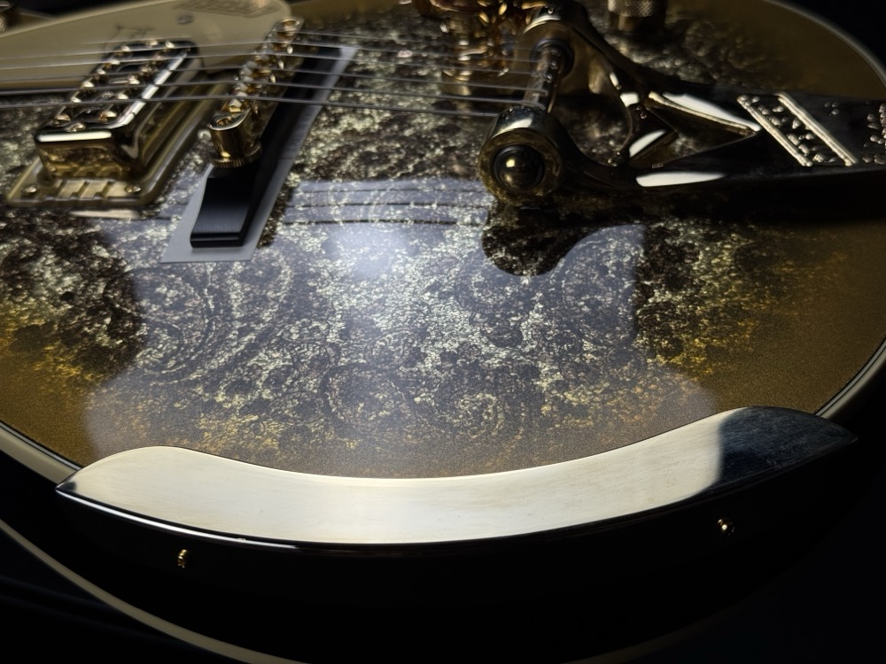 Gretsch Gretsch G6134TG Limited Edition Paisley Penguin - Gold Paisley - Guitars