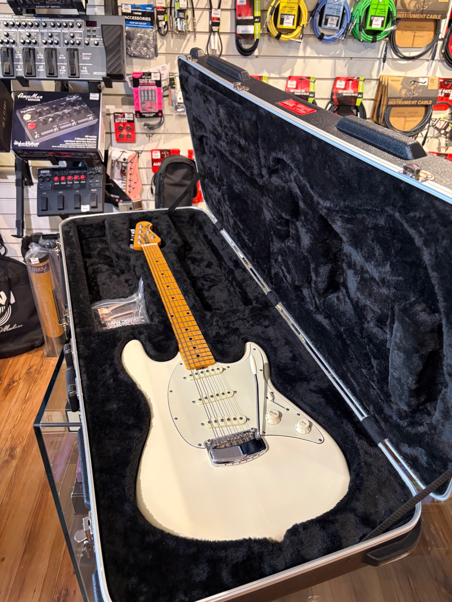 Ernie Ball USED Ernie Ball Music Man 2016 Cutlass Ivory w/OHSC - Used