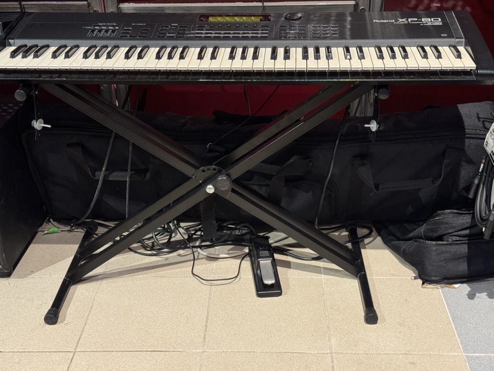 USED Roland XP-80 76 Key Synth, Bag,  …